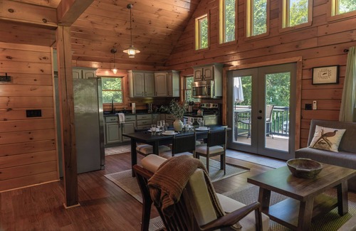 South Butler Cabina | Stone Beach Access | Cabin with a Fire Pit Glow