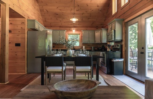 South Butler Cabina | Stone Beach Access | Cabin with a Fire Pit Glow