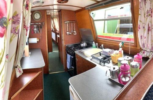 Stone Casa | Stone - Boat - Sleeps 8 - Pet Friendly-85ws