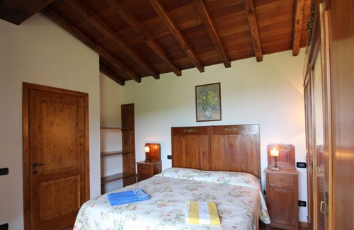 Papiano di Stia Villa | Casa de piedra en posición panorámica con vistas al valle de Casentino, piscina privada, 2 dormitorios y 2