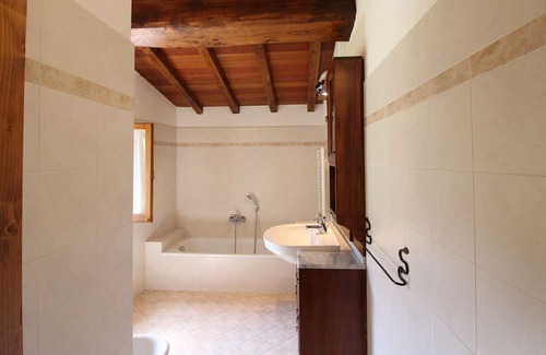 Papiano di Stia Villa | Casa de piedra en posición panorámica con vistas al valle de Casentino, piscina privada, 2 dormitorios y 2