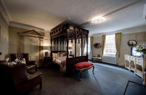 Maidstone Casa | Stone Court House