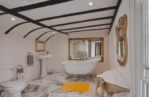 Maidstone Casa | Stone Court House