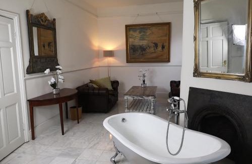 Maidstone Casa | Stone Court House