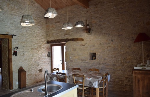 Saint-Antonin Noble Val Casa | Casa de piedra con piscina privada climatizada cubierta y sauna.