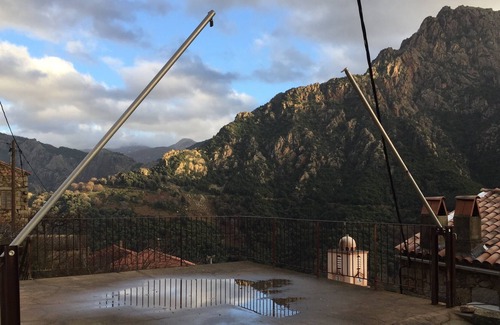 Ota Casa | centro del pueblo Casa de piedra con aparcamiento privado, vistas a la montaña sitio clasificado