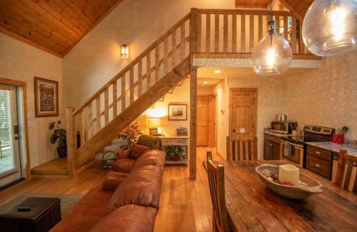 Fleetwood Casa | Stone's Throw Bungalow- Hot Tub, Modern & Updated, Sleeps 2