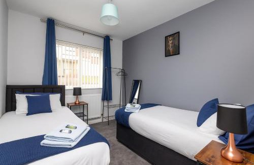 Leeds Apartamento | Stonecliffe Homes by Alt-Stay Leeds 6 Bedroom Contractor and Corporate Accommodation - 2x Semi Detached Houses with 2 Kitchens, 2 Living Rooms, 4 Bathrooms, Parking, Netflix and Fast Wi Fi - Long Stay Ready with Weekly and Monthly Rates