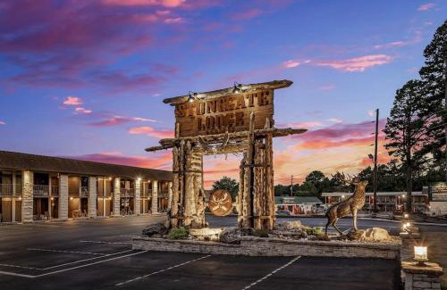 Eureka Springs Apartamento | Stonegate Lodge King Bed, WiFi, 50in TV, Fire Pit, Salt Water Pool Room # 310
