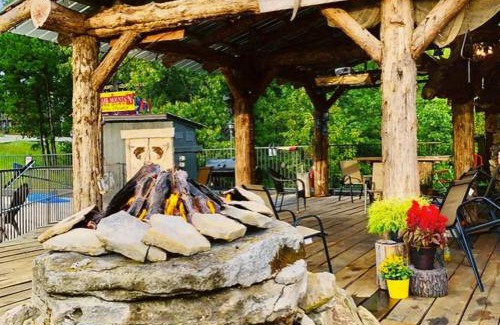 Eureka Springs Apartamento | Stonegate Lodge King Bed WIFI 50 in Roku TV Salt Water Pool Room # 101
