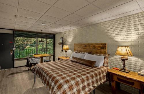 Eureka Springs Apartamento | Stonegate Lodge King Bed WIFI 50 in Roku TV Salt Water Pool Room # 101