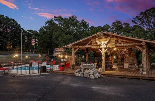 Eureka Springs Apartamento | Stonegate Lodge King Bed, WIFI, 50in Roku TV, Salt Water Pool Room #103