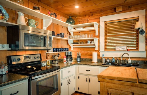 Hendersonville Cabina | Stoneledge Cabin:Romantic Log Cabin, Hot Tub, Creek, Stone Fireplace, WiFi, ROKU