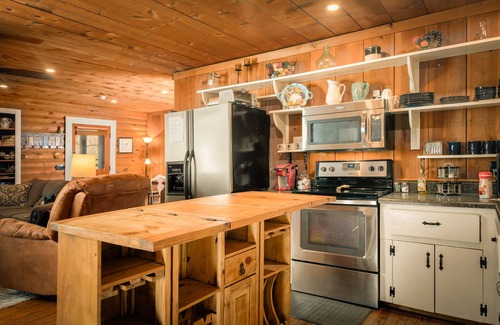 Hendersonville Cabina | Stoneledge Cabin:Romantic Log Cabin, Hot Tub, Creek, Stone Fireplace, WiFi, ROKU