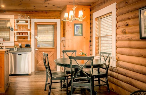 Hendersonville Cabina | Stoneledge Cabin:Romantic Log Cabin, Hot Tub, Creek, Stone Fireplace, WiFi, ROKU