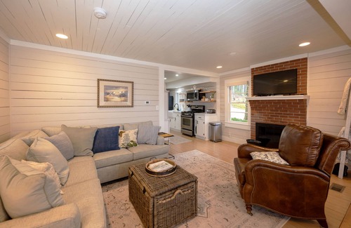 Tiger Cabaña | Stonewall Creek Vineyards- Ruthie's Yellow House