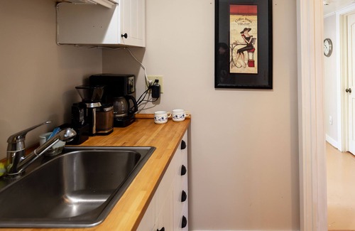 Tiger Cabaña | Stonewall Creek Vineyards- Ruthie's Yellow House