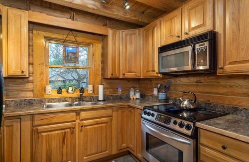 Black Mountain Cabina | Stoney Creek Cabin | Creekside Cabin with Fire Pit & Hot Tub!