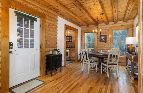 Black Mountain Cabina | Stoney Creek Cabin | Creekside Cabin with Fire Pit & Hot Tub!