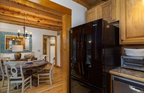 Black Mountain Cabina | Stoney Creek Cabin | Creekside Cabin with Fire Pit & Hot Tub!