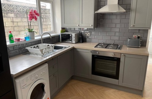 Port Talbot Casa | STOP at Pendarvis, Stone throw from the beach!