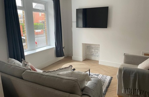Port Talbot Casa | STOP at Pendarvis, Stone throw from the beach!