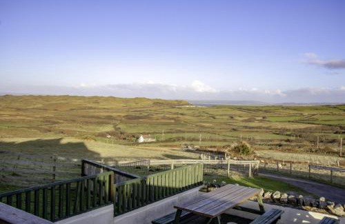 Llangennith Casa | Stormy Castle - 6 Bedroom Sleeps 14 - Llangenith