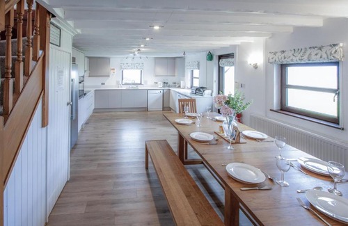 Llangennith Casa | Stormy Castle - 6 Bedroom Sleeps 14 - Llangenith