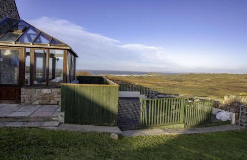 Llangennith Casa | Stormy Castle - 6 Bedroom Sleeps 14 - Llangenith