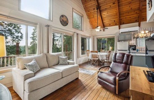 Croft Cabina | Storybook Cabin 3-bedroom cabin in tranquil Pioneer - Near Kirkwood & Snow!