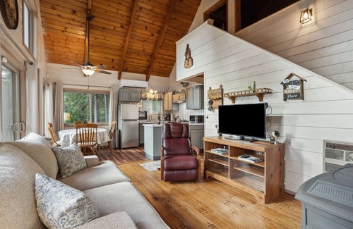 Croft Cabina | Storybook Cabin 3-bedroom cabin in tranquil Pioneer - Near Kirkwood & Snow!