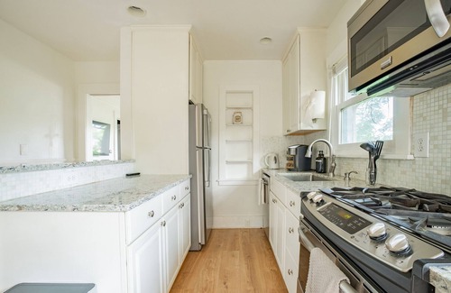 Genesee Casa | Storybook Cottage Retreat - Walkable West Seattle