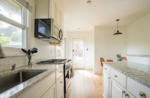 Genesee Casa | Storybook Cottage Retreat - Walkable West Seattle