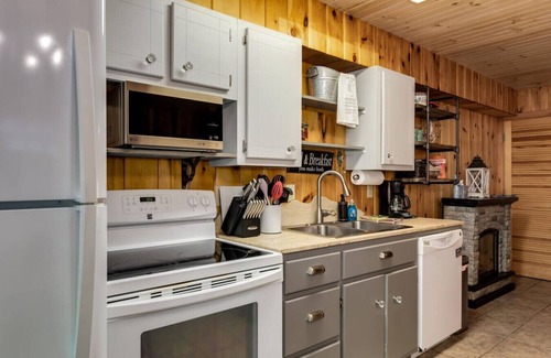 Blue Ridge Casa | Storybook Waterfall Cottage | Hot Tub | Pets