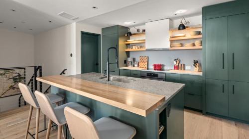 Stowe Area Apartamento | Stowe Mt Resort Treehouse Ski in Ski Out Mt Views By Stowe Mountain Rentals