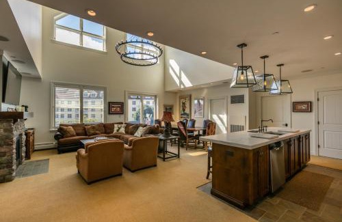 Stratton Mountain Casa | Stratton Summit Level Rising Bear