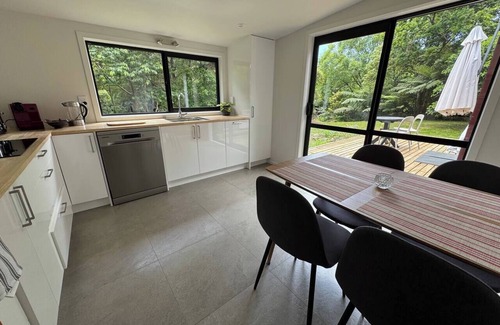 Coromandel Casa | Stream-side Cottage, Driving Creek