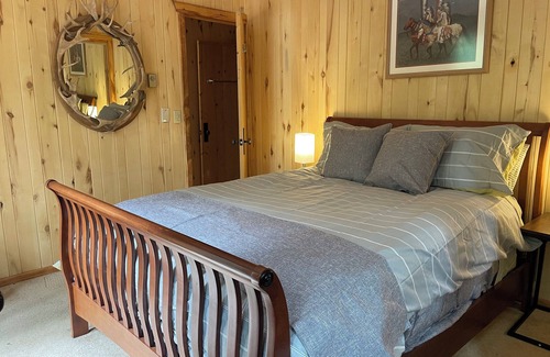 Lyons Cabina | Streamside Cabin nestled in Rock Canyon Walls with Creek flowing through it