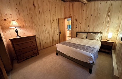 Lyons Cabina | Streamside Cabin nestled in Rock Canyon Walls with Creek flowing through it