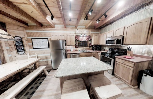 Gatlinburg - Pigeon Forge Cabina | Streamsong Secluded Creek View Cabin with Hot Tub and Pool Table by RedAwning