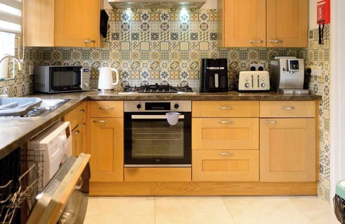 Bramcote Casa | Strelley House 2, off-street parking, Perfect for Family & Contractor friendly