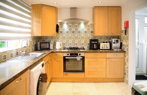 Bramcote Casa | Strelley House 2, off-street parking, Perfect for Family & Contractor friendly