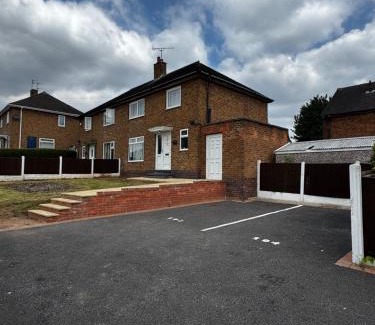 Bramcote Casa | Strelley house 2 , Perfect for business trip & Families holiday or working proffesionals-5 min from M1 J25 , 500MB Wi-Fi , Netflix , Fully equiped kitchen , Asda supermarket 5 min walk , Free Secure parking with CCTV ,available monthly deals