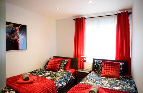 Bramcote Casa | Strelley house 2 , Perfect for business trip & Families holiday or working proffesionals-5 min from M1 J25 , 500MB Wi-Fi , Netflix , Fully equiped kitchen , Asda supermarket 5 min walk , Free Secure parking with CCTV ,available monthly deals