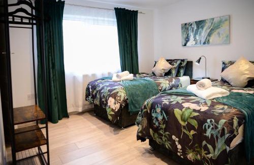 Bramcote Casa | Strelley house 2 , Perfect for business trip & Families holiday or working proffesionals-5 min from M1 J25 , 500MB Wi-Fi , Netflix , Fully equiped kitchen , Asda supermarket 5 min walk , Free Secure parking with CCTV ,available monthly deals