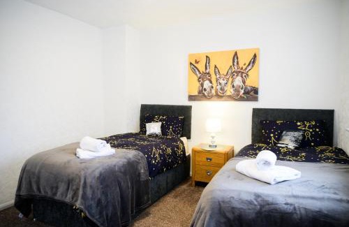 Bramcote Casa | Strelley house 4 , Perfect for business trip & Families holiday or working proffesionals-5 min from M1 J25 , 500MB Wi-Fi , Netflix , Fully equiped kitchen , Asda supermarket 5 min walk , Free Secure parking with CCTV ,available monthly deals