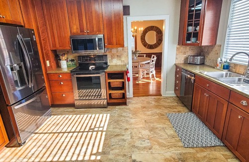 West Jefferson Casa | Stretch Out & Stay Awhile @Walnut Hill Estate- Comfy Beds, Cozy Living & More