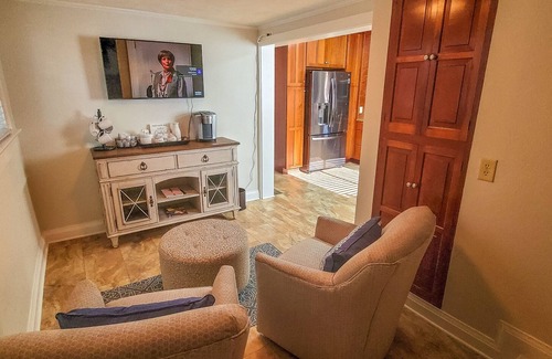 West Jefferson Casa | Stretch Out & Stay Awhile @Walnut Hill Estate- Comfy Beds, Cozy Living & More