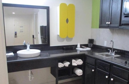 Highlands Hotel | Studio 6 Lincoln, NE - Airport