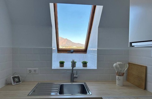 San Luis de Sabinillas Apartamento | Apartamento estudio 'Estudio San Luis De Sabinillas' con piscina compartida y aire acondicionado